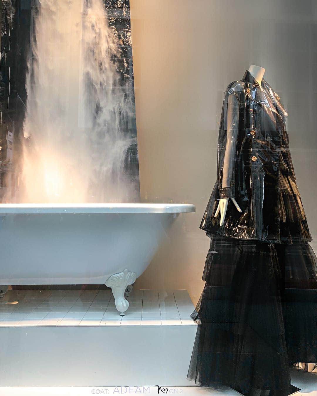 アディアムさんのインスタグラム写真 - (アディアムInstagram)「Spring Showers ☔️ #ADEAM’s Tailored PVC Trench Coat is now available at @LindaFargo’s Noir Boutique in #Bergdorfs. #SS19 #Exclusive」4月11日 1時02分 - adeam