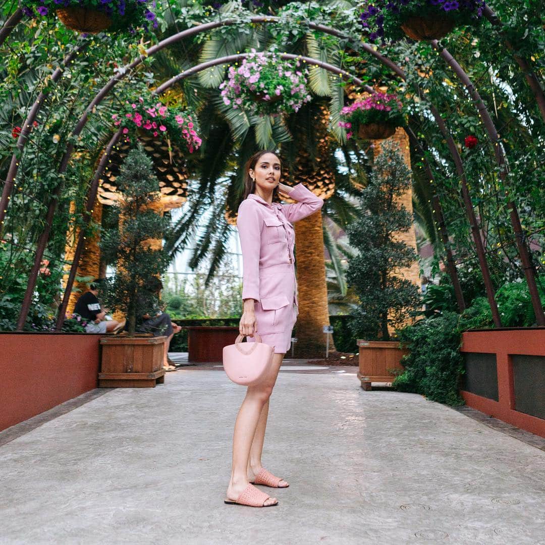 CHARLES & KEITHさんのインスタグラム写真 - (CHARLES & KEITHInstagram)「The lush and exotic plants of Singapore's iconic nature park create a spectacular backdrop for @meganbata, @venicemin and @tinawzq's OOTDs, featuring our latest Spring/Summer 2019 collection.  See more of our #TropicalEscape on Instagram Stories now.  #CHARLESKEITHSS19 #CHARLESKEITHOFFICIAL」4月11日 0時56分 - charleskeithofficial