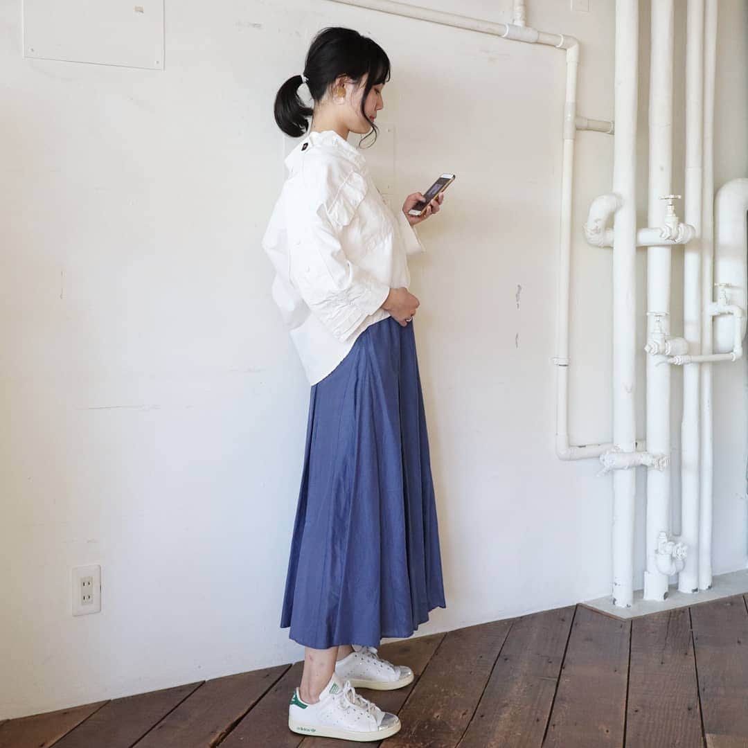 Eri Satoのインスタグラム：「white×blueコーデ · shirt,skirt : @blancbasque ·  ジャケットとして羽織ったシャツとスカートは #blancbasque の春の新作🌸 白とブルーの組み合わせって爽やか😋✨ このスカートはシルエットが可愛くて、パープルをGETしました♪ ·  @blancbasque のトップページのURLから買えます💕 · #mamagirl#locari#コーディネート#ママコーデ#ママファッション #プチプラ#プチプラコーデ #partegram#読者モデル#読モ#ママモデル #l4like #instagood#outfit #simple #coordinate  #fashion #casual #コーデ#シンプルファッション#カジュアル #style #お洒落さんと繋がりたい #code #ファッション#ootd」