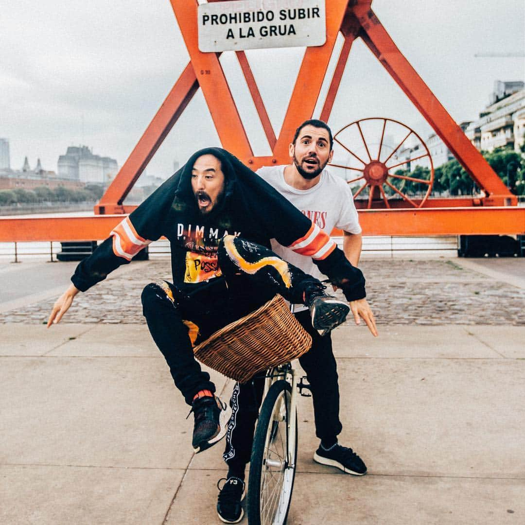 Dimitri Vegas & Like Mikeさんのインスタグラム写真 - (Dimitri Vegas & Like MikeInstagram)「@dimitrivegas and @steveaoki auditioning for the next Steven Spielberg movie 👽」4月11日 0時58分 - dimitrivegasandlikemike