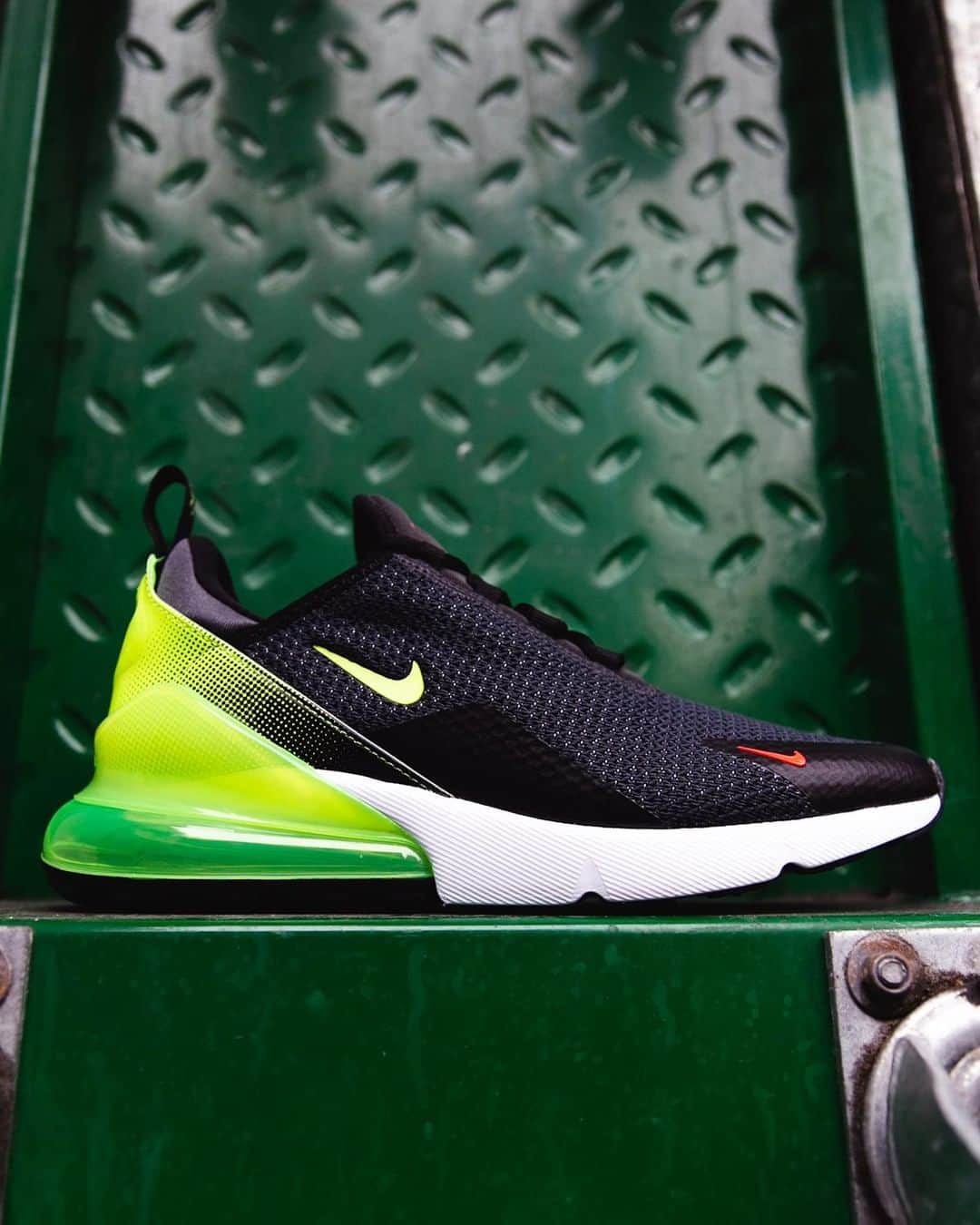 Foot Lockerさんのインスタグラム写真 - (Foot LockerInstagram)「🥝🍒 #Nike Air Max 270 SE 'Black/Volt' Launching 4/11, In-Store and Online」4月11日 0時58分 - footlocker