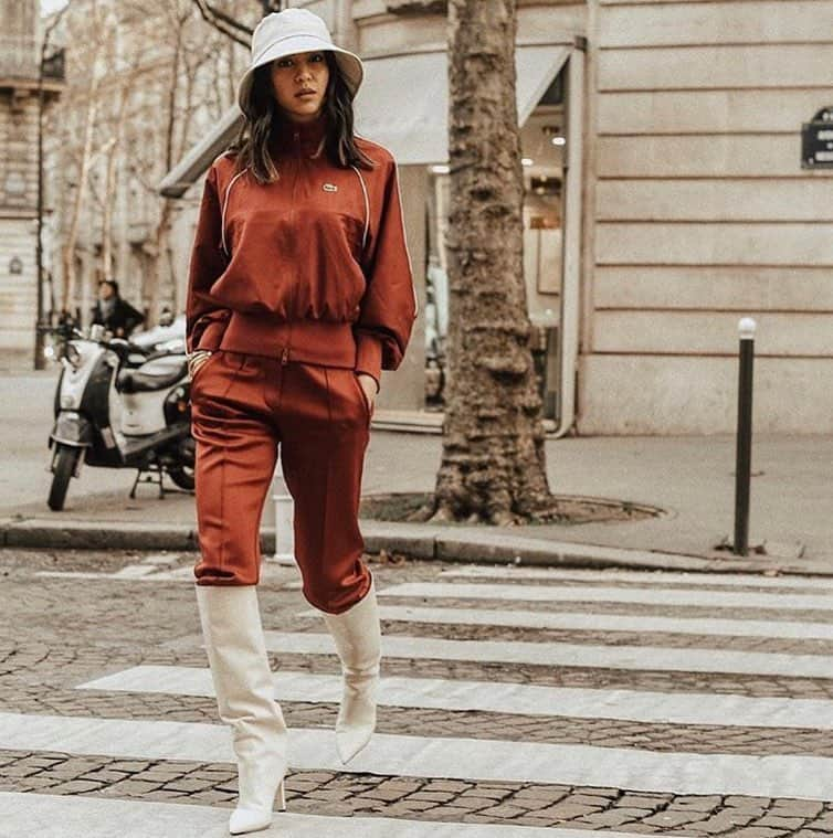 Jimmy Chooさんのインスタグラム写真 - (Jimmy ChooInstagram)「@notyourstandard styles our MAVIS boots in linen with a tracksuit and bucket hat #JimmyChoo #INMYCHOOS」4月11日 1時00分 - jimmychoo