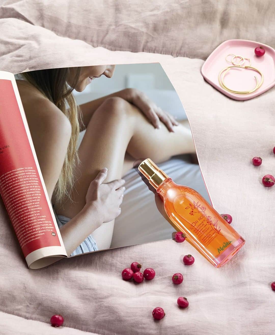Melvita Officialのインスタグラム：「Sortez votre plus belle robe et affichez des jambes de rêve avec L’Or Rose ! 🌹 ⠀ Suivez nos astuces beauté bio :⠀ ⠀ Pour faire peau neuve, utilisez notre Gommage Silhouette bio 2 à 3 fois par semaine. En plus d’éliminer les peaux mortes, il laisse la peau douce et lisse, visiblement plus ferme.✨⠀ ⠀ Matin et soir, massez notre Huile Fermeté Suractivée bio par des mouvements circulaires toniques du bas des cuisses en remontant jusqu’aux hanches. Ce soin bio aux baies roses facilite le déstockage des graisses et améliore l’effet peau d’orange.⠀ ⠀ Facile, non? 😉⠀ ⠀ #Melvita #Ouialabeautebio #Ardeche #madeinfrance #bio #healthy #summerbodyiscoming」
