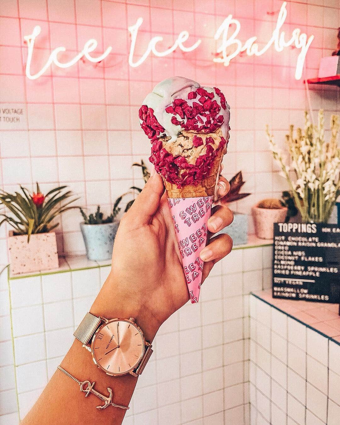 PAUL HEWITTさんのインスタグラム写真 - (PAUL HEWITTInstagram)「Ice, Ice Baby! 🍧⚓️ (photo @alexandragladkih) #getAnchored #paulhewitt #perfectmatch #sailorline #anchorspirit __ #icecream #ice #love #delicious #iceicebaby #summervibes #summerisastateofmind #watch #anchorbracelet #inspiration #mood #dailymood」4月11日 1時00分 - paul_hewitt