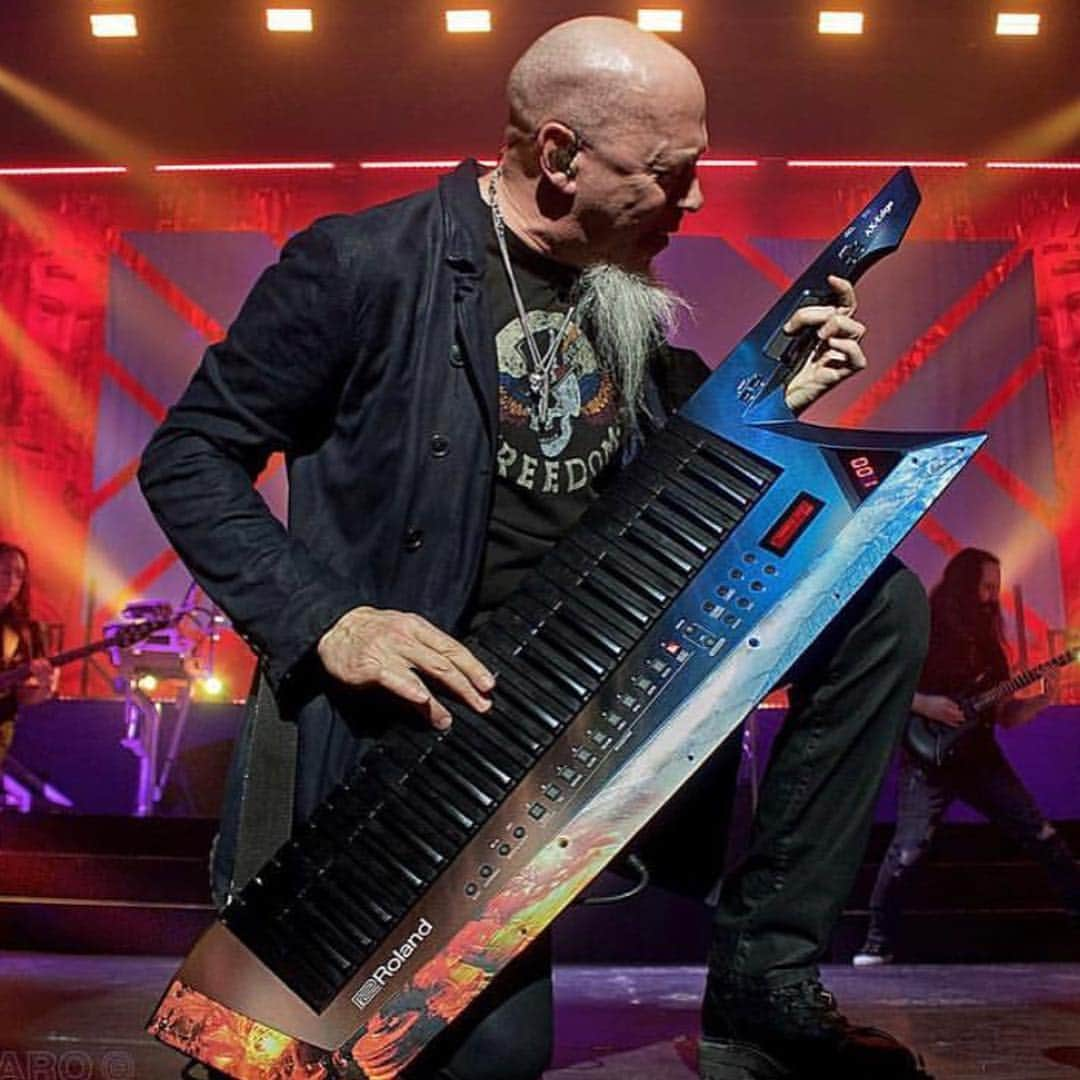 ドリーム・シアターさんのインスタグラム写真 - (ドリーム・シアターInstagram)「Check out @jcrudess’ amazing new @roland_us Axe Edge Keytar 🎹 custom painted by @jerrylofaroart! #dreamtheater #jordanrudess #keytar #roland #axeedge」4月11日 1時11分 - dreamtheaterofficial