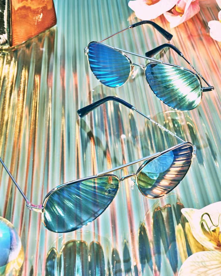 のインスタグラム：「It’s hard to capture the knockout shine of our Aviator Flash collection with a still. Luckily, photographer @grantcornett made a gif—tap the shopping icon for more!」