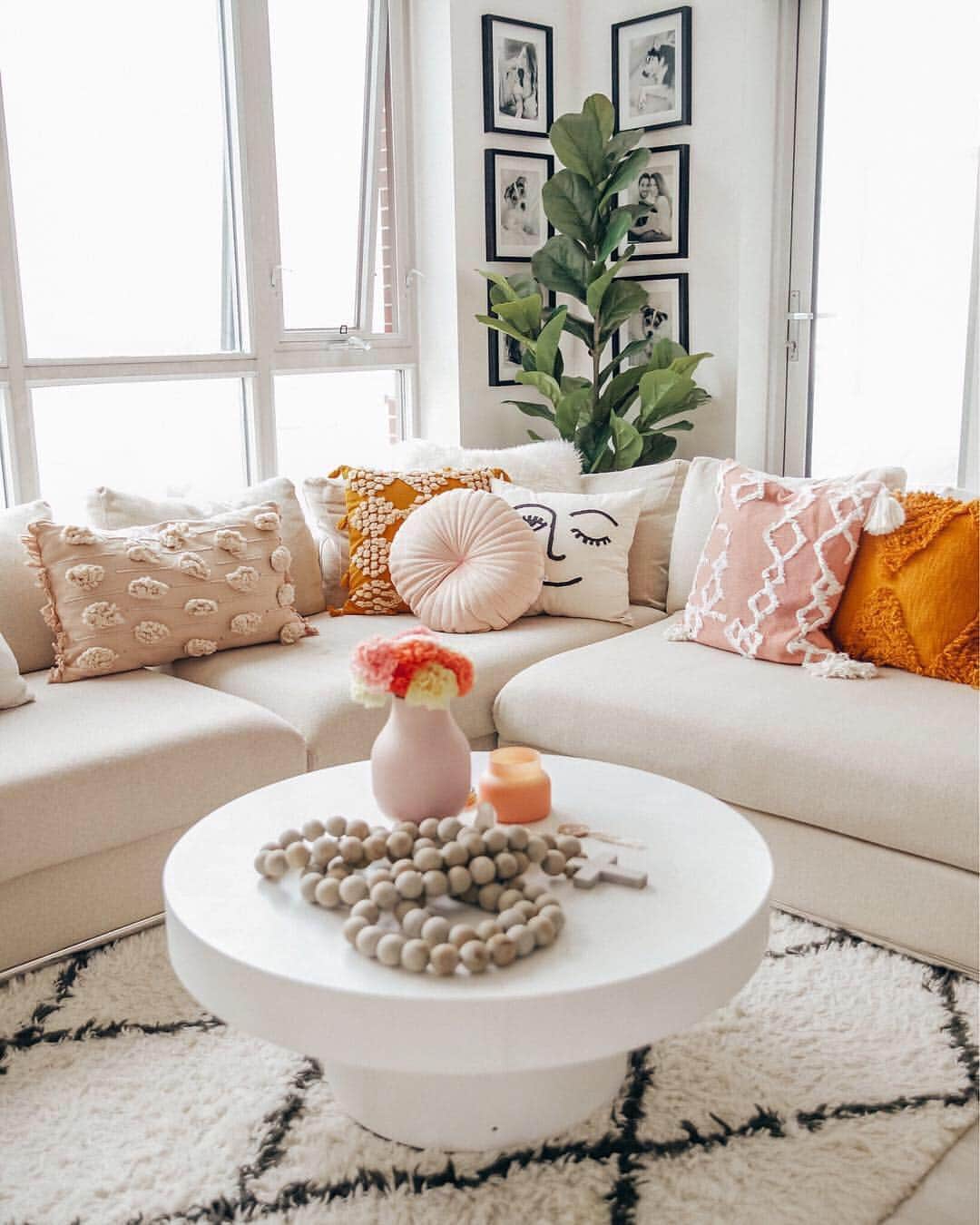 Stephanie Sterjovskiさんのインスタグラム写真 - (Stephanie SterjovskiInstagram)「*Spring Living Room Tour* now live on the blog with all the details and links to everything 🌸🌙🌼🌈 Love how a few simple pieces can totally change up the vibe for a new season 🌻 http://liketk.it/2B3Bz @liketoknow.it #liketkit #LTKhome #springdecor #livingroomideas #uohome #mycb2 #bohohomedecor」4月11日 1時12分 - stephsjolly