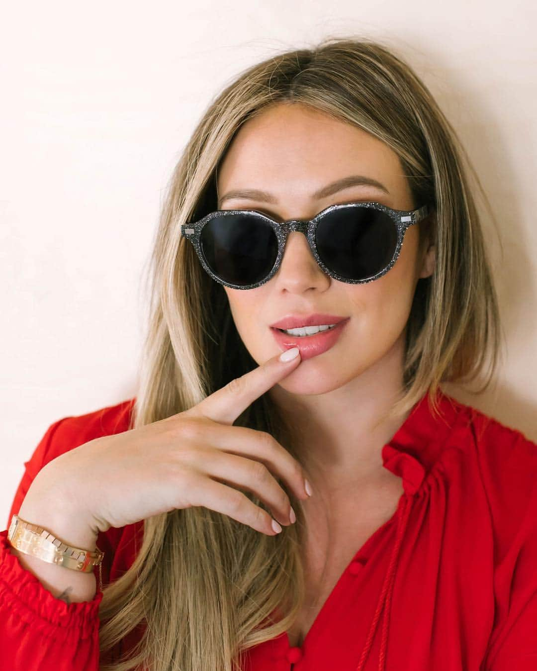 ヒラリー・ダフさんのインスタグラム写真 - (ヒラリー・ダフInstagram)「That sparkly feel you get when you find the right shades for summer :) All my #MusexHilaryDuff sunglasses are now 25% off @GlassesUSA. Link in bio. 👓 - DIANA #GlassesUSAPartner」4月11日 1時04分 - hilaryduff