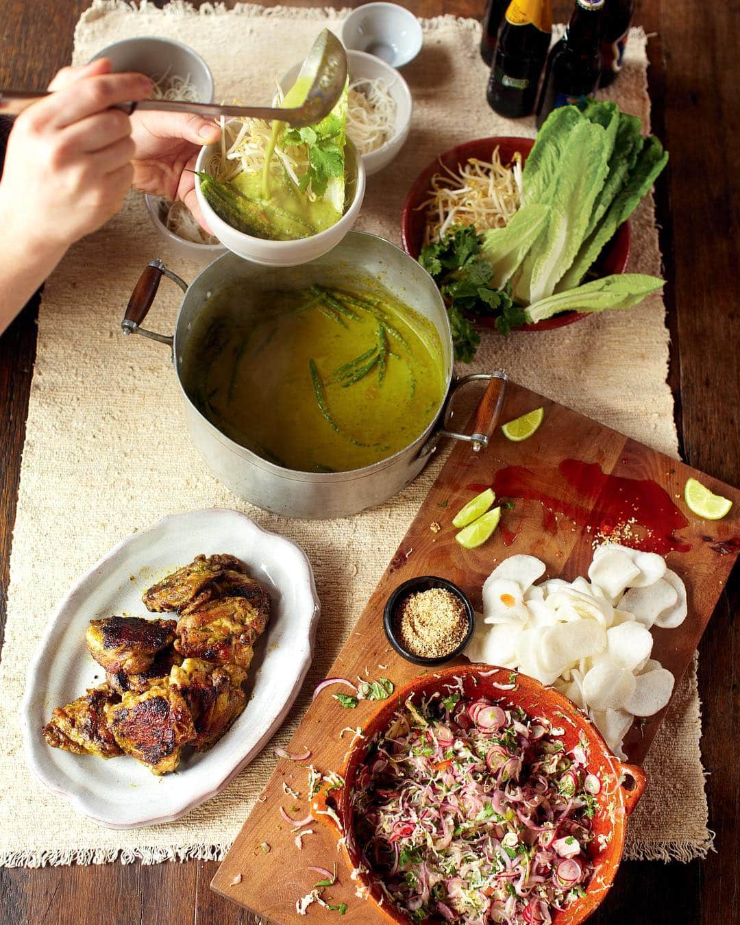 ジェイミー・オリヴァーさんのインスタグラム写真 - (ジェイミー・オリヴァーInstagram)「This epic spread is my Green Curry from 30 Minute Meals (p86). On the table we've got...👉👉👉 📸 Crispy chicken 📸 Kimchee slaw 📸 Rice noodles 📸 Serious deliciousness」4月11日 1時06分 - jamieoliver