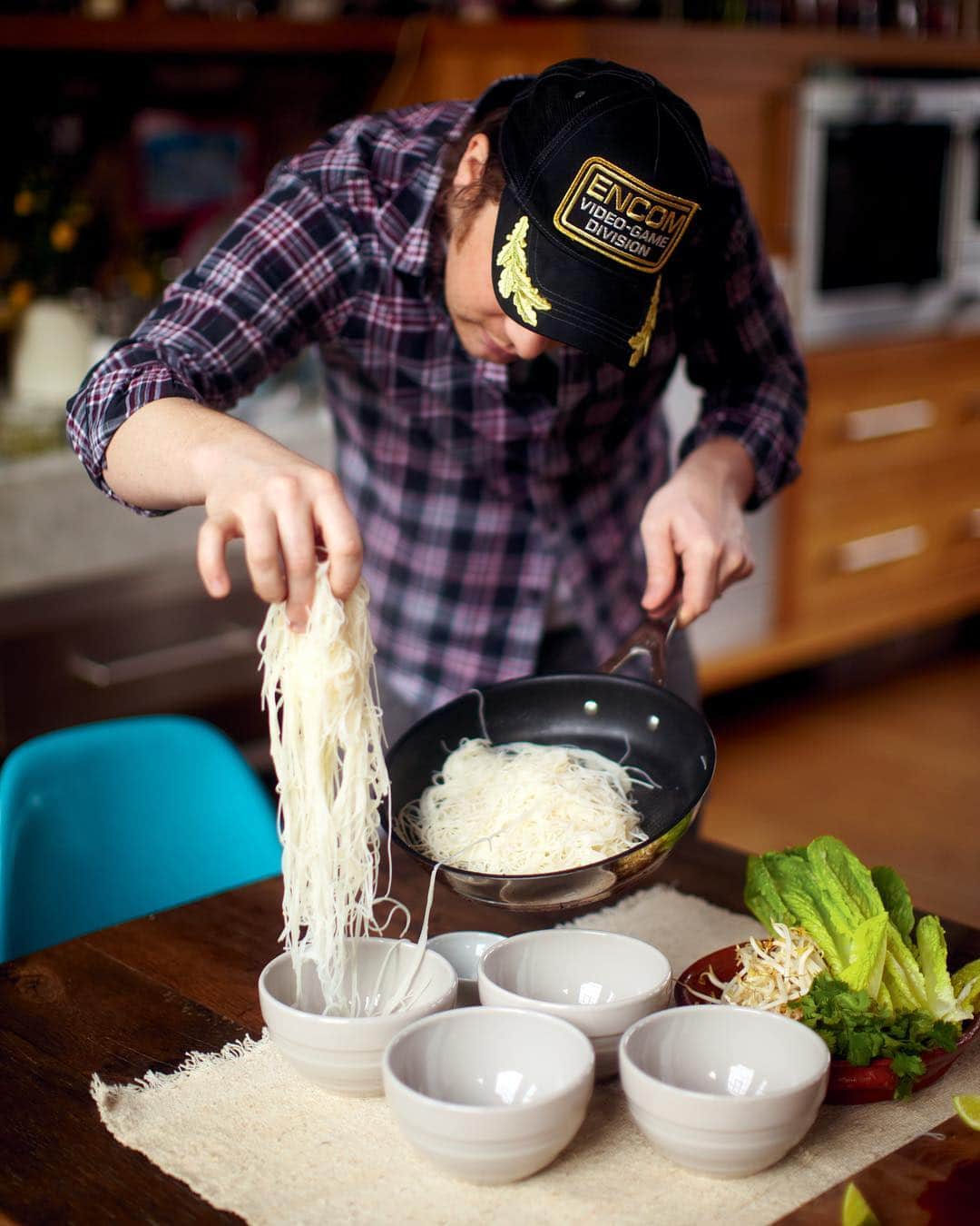 ジェイミー・オリヴァーさんのインスタグラム写真 - (ジェイミー・オリヴァーInstagram)「This epic spread is my Green Curry from 30 Minute Meals (p86). On the table we've got...👉👉👉 📸 Crispy chicken 📸 Kimchee slaw 📸 Rice noodles 📸 Serious deliciousness」4月11日 1時06分 - jamieoliver