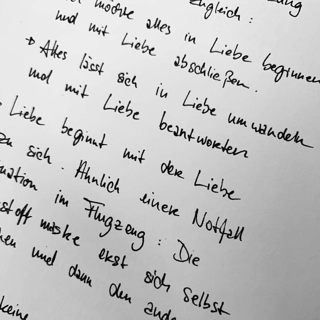 レナ・マイヤー＝ランドルートさんのインスタグラム写真 - (レナ・マイヤー＝ランドルートInstagram)「Liebe ist die Antwort auf alles!💕 In meinem Fan Buch sind viele Gedanken, private Notizen und Schlüsselerlebnisse zusammengefasst, die im Prozess meines neuen Albums entstanden sind. Ihr findet darin die komplette Story und ganz private Einblicke zu Only Love, L 💕  An alle die schon eine Fan Box zu Hause haben -  wie gefällt es euch? ✨  Ich wünsche euch ganz viel Spaß damit!  Only Love, L 💕」4月11日 1時08分 - lenameyerlandrut