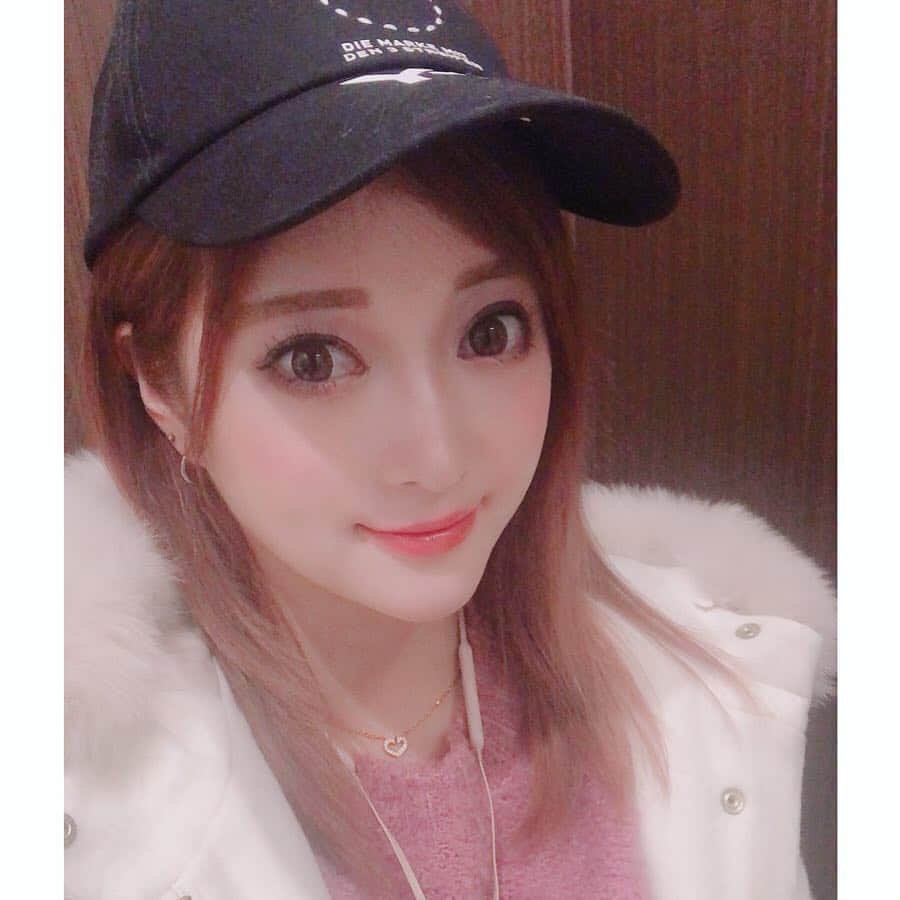 渡辺茉莉絵のインスタグラム：「去年の夏ぶりに#銀座 にある#Aクリニック さんで#Aスレッド を施術してもらってきたよ🥺💕💕 2枚目はiPhoneのインカメラで撮った#ビフォーアフター 🐰🍎明るさは調整したけど無加工の現実･･･。笑 でも施術後はアプリで撮ったみたいに#フェイスライン がすっきりして見えるから本当にすごいの！！！！ ねー、わかる？？？(*∩ω∩)💓 3部位入れるか迷ったけどカウンセリング受けて前回同様#Aスレッド2部位 入れて頂きました☺️🌸 私は#笑気麻酔 MAXでも気持ち悪くならない体質だからMAXにしてもらってから#局部麻酔 を打ってやるから本当に痛みがないの☘️💜 まだ誰にも会ってないけどこの状態で好きな人とかに会いたくなるくらい顔面の状態が良くてテンション上がってるよううう🍓✩°｡⋆♡*° DTもほぼなくて2.3日で腫れや痛みも治まるし、やっぱり高いだけの価値はあるとおもう😇❤おすすめだよ♡ #aclinic #aclinicginza #Aクリニック銀座 #aclinic銀座 #アンチエイジング #糸リフト #糸リフトアップ #美肌 #美容外科 #美容クリニック #佐藤玲史 院長 #japanesegirl #beauty #antiaging #liftup #faceline」