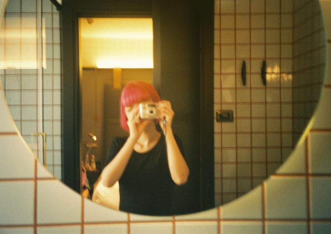 のインスタグラム：「この前 撮りためてたfilmを一気に現像したの🌹1年前くらいのも出てきた⚡️filmのアカウント作ろうかなぁ。  #amifilm #amiayatrip #milan」