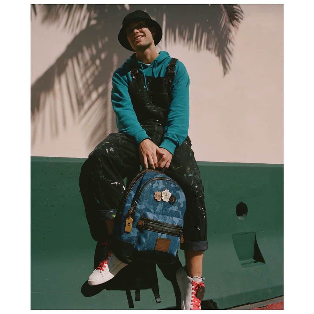 のインスタグラム：「Meet @iam.cooper, an artist living in Los Angeles, who paints his canvases in bright, largescale florals and patterns. Accenting his Academy Backpack in our Wild Beast print with Tea Roses made sense. "My style is bright and bold and colorful, kind of in-your-face and very happy and positive." How do you express yourself through your personal style? #CoachNY」