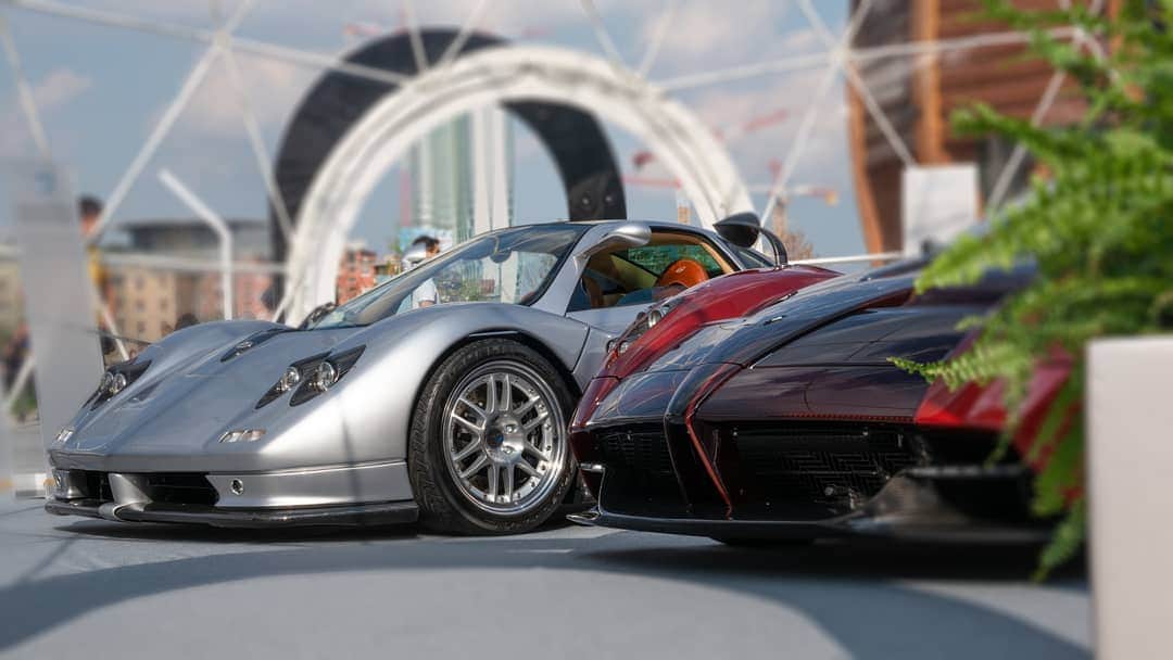 パガーニ・アウトモビリのインスタグラム：「Day 2 of the #milandesignweek is going great! Come and see the Zonda C12 and the Huayra Roadster on display at Gae Aulenti Square, Milan, till April the 14th. | Il secondo giorno del #SaloneDelMobile di #Milano sta andando alla grande! Vieni a scoprire la Zonda C12 e la Huayra Roadster in esposizione in Piazza Gae Aulenti, Milano, fino al 14 Aprile. #pagani #zonda #zondac12 #huayra #huayraroadster #SaloneDelMobile #Milano #SaloneDelMobile2019 #iSaloni」