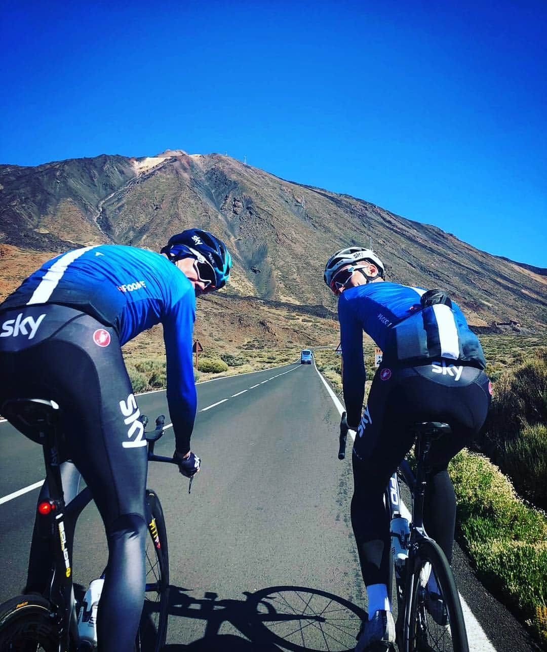 クリス・フルームさんのインスタグラム写真 - (クリス・フルームInstagram)「Want to come for a ride with us? Let’s go! 😁 🌋 📸 @wout.poels #cycling」4月11日 1時33分 - chrisfroome