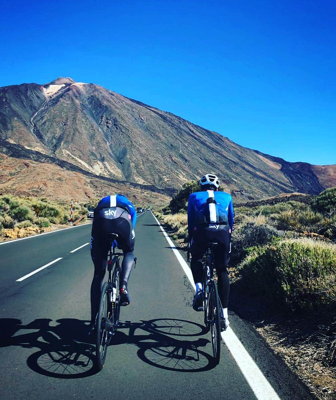 クリス・フルームさんのインスタグラム写真 - (クリス・フルームInstagram)「Want to come for a ride with us? Let’s go! 😁 🌋 📸 @wout.poels #cycling」4月11日 1時33分 - chrisfroome