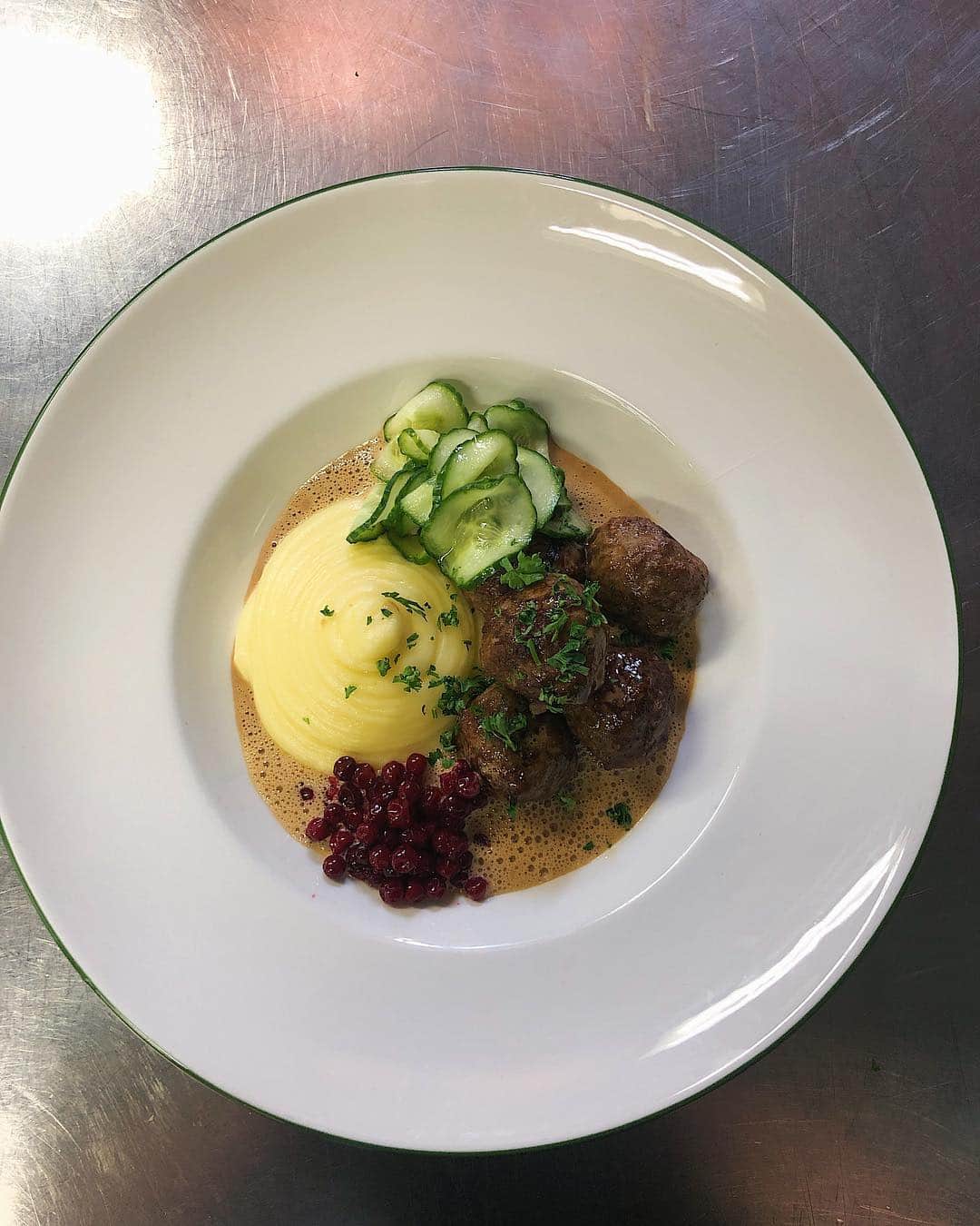 イザベル・オルソンのインスタグラム：「Kom och ät vår härliga veckans rätt, potatispuré, köttbullar och gräddsås! Finns hos oss på @tavernaaverna 🍽」