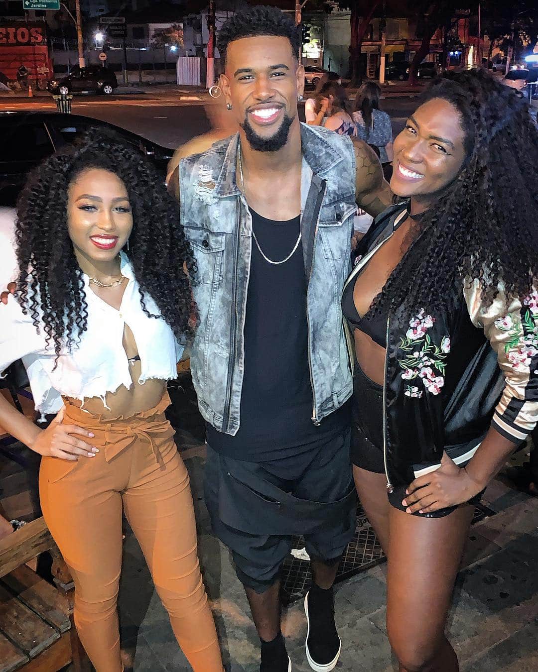 フェリペ・サンタナのインスタグラム：「✊🏿 PRETOS & PRETAS ESTÃO SE AMANDO ✊🏿 ⠀ #keepsmiling #duasvezesmais #pretinhodopoder #wakanda #wakandaforever」