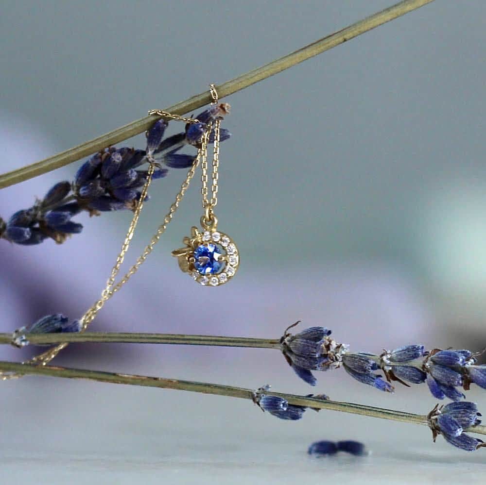 のインスタグラム：「Something blue... 💎  Featuring our Blue Sapphire Spring Halo Necklace✨  Photo credit @shotbymandy 📸. . . #tietheknot #madeinengland #alexmonroe #brideoftheday #wedding #amwedding #weddingdetails #weddingdream #weddingjewelry #bridaljewelry #alternativebride #weddinginspiration #weddingplanner #weddinginspo #weddingideas #londonwedding #lavender」