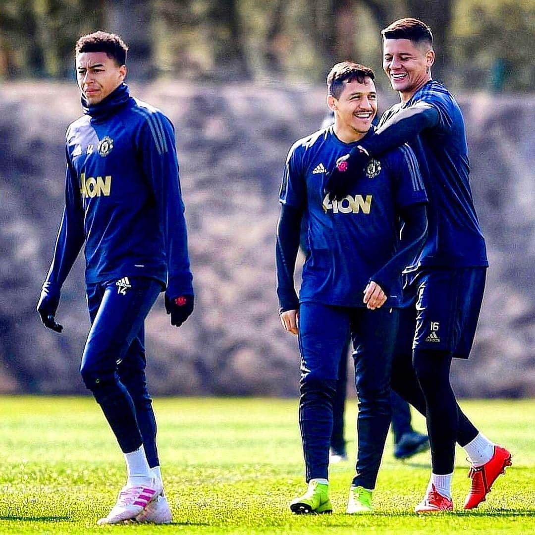 アレクシス・サンチェスのインスタグラム：「@manchesterunited」
