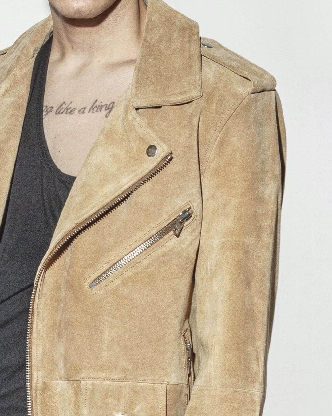 オーク ニューヨークのインスタグラム：「NY Suede Roamer in Camel 💥」