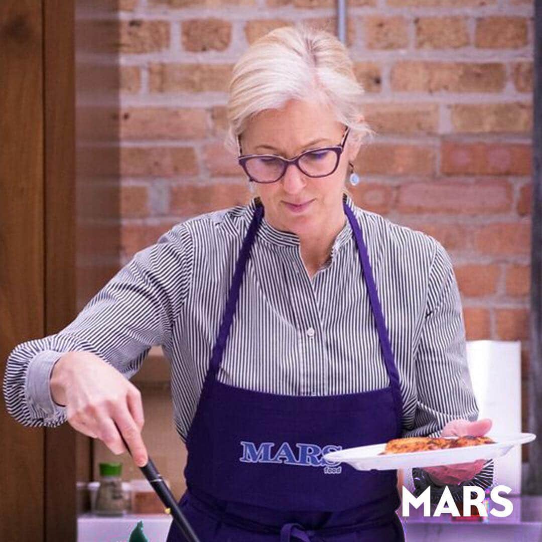 Marsさんのインスタグラム写真 - (MarsInstagram)「“I am living my dream job. It’s been my ambition throughout my career to help people live better through food, which makes Mars Food’s goal of bringing 1 billion more healthy meals to the dinner table exactly the kind of challenge I love.” Janet Armstrong works to create a more diverse portfolio of products today for a future where healthy meals are easier, tastier & more accessible. #TomorrowStartsToday」4月11日 1時55分 - marsglobal