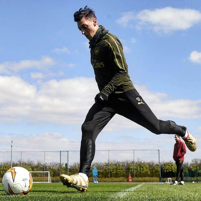 メスト・エジルさんのインスタグラム写真 - (メスト・エジルInstagram)「Prematch preps! ⚽💥 Expecting a very strong opponent from Italy. 🇮🇹 Come On You Gunners! 🔴⚪ #YaGunnersYa #WeAreTheArsenal #M1Ö #UEL @arsenal」4月11日 1時56分 - m10_official