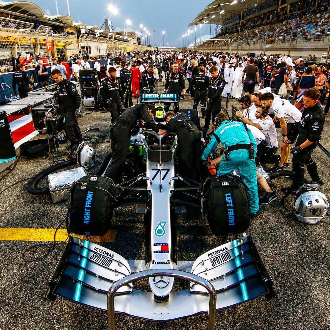 MERCEDES AMG PETRONASさんのインスタグラム写真 - (MERCEDES AMG PETRONASInstagram)「That pre-race grid buzz ❤️ The noise, the heat, the smell, it’s intoxicating... Another reminder every race weekend just why we LOVE @f1! • #MercedesAMGF1 #Mercedes #AMG #F1 #VB77 #PETRONASmotorsports #Race1000 @petronasmotorsports」4月11日 1時52分 - mercedesamgf1