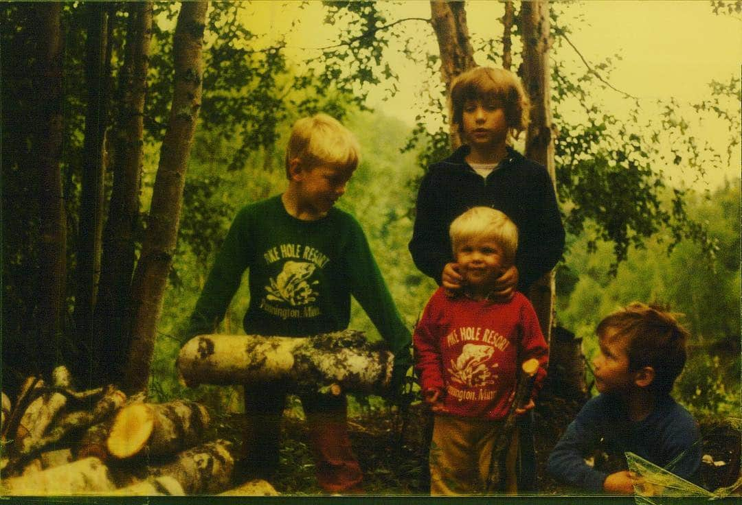 クリス・プラットさんのインスタグラム写真 - (クリス・プラットInstagram)「Found this old picture of my brother Cully, sister Angie, cousin Joe and me, taken somewhere in the woods of northern Minnesota circa 1983. Thought I’d share for #nationalsiblingsday love you guys!」4月11日 1時54分 - prattprattpratt