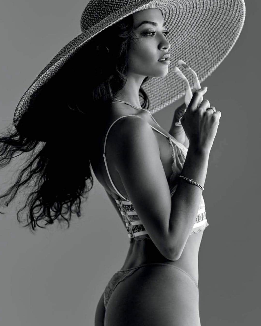 シャニーナ・シャイクのインスタグラム：「don’t forget your sun hat - a favorite moment captured my @gilles_bensimon for @maximmag 🖤🖤」