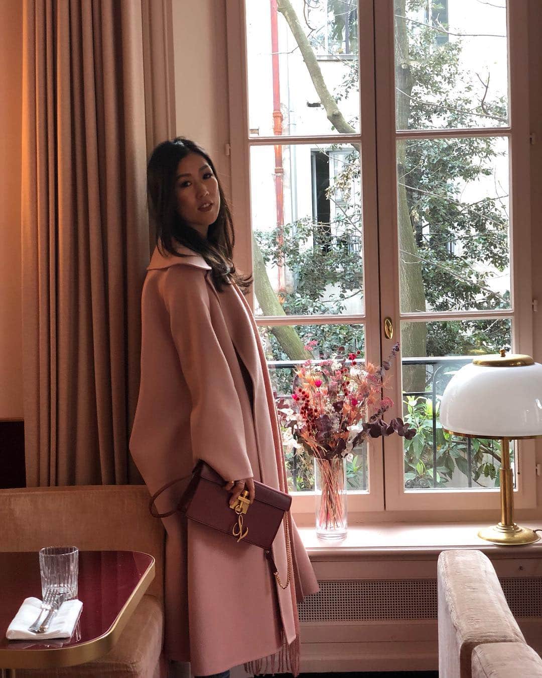 オスカーデラレンタさんのインスタグラム写真 - (オスカーデラレンタInstagram)「Lucky charm. Co-creative director @tokibunbun in Paris wearing our #odlrresort2019 wool-cashmere coat and Alibi clutch with initial charm.」4月11日 2時00分 - oscardelarenta