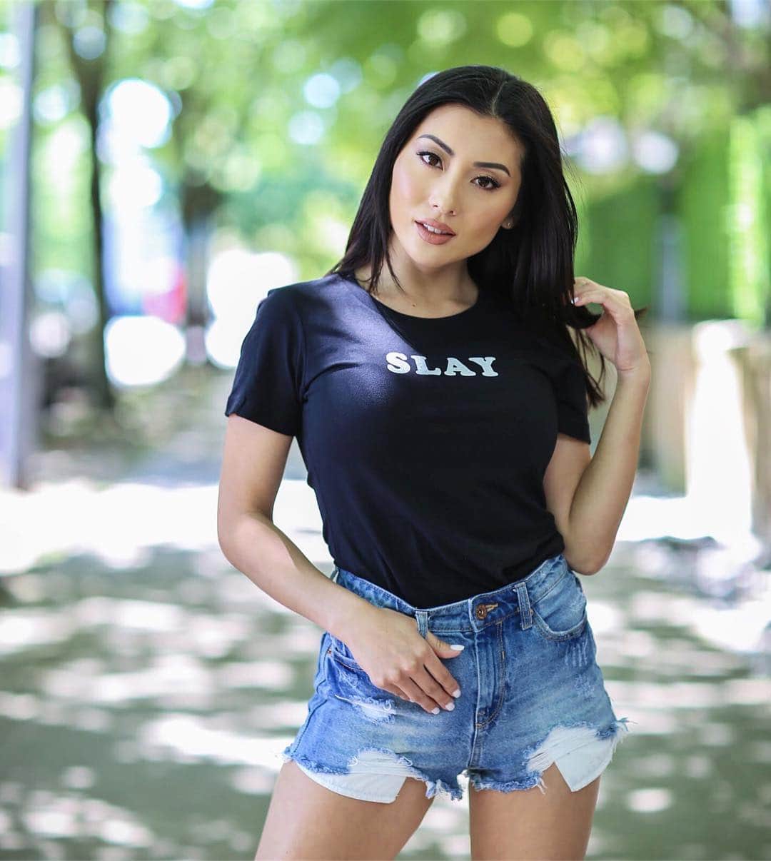 MayaTのインスタグラム：「SLAY🍃🍃 @happyvibesco 📸 @cravedcontent」