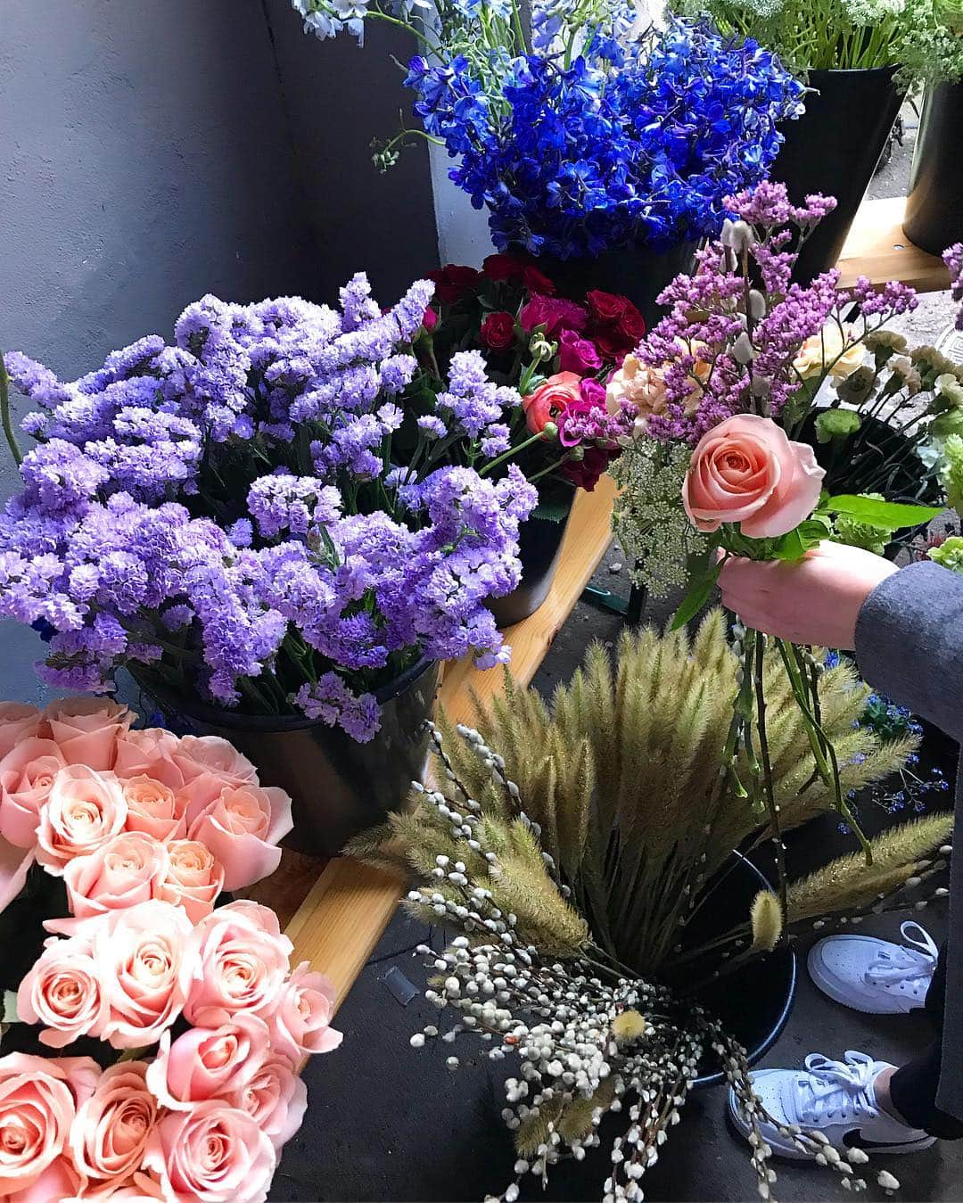 ELLE DKさんのインスタグラム写真 - (ELLE DKInstagram)「Annonce | Udover masser af shopping, konkurrencer og smykketips til sommerens fester, har vi også besøg af de dygtige florister fra @bikeandbloom til aftenens ELLE x @janekoenig læserevent, hvor man kan binde sin egen blomsterbuket 💐💐💐#annonce #ellexjk #janekønig #bikeandbloom」4月11日 2時08分 - elledanmark