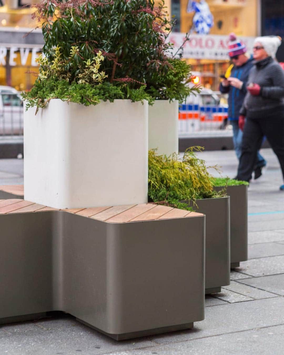 Design Milkさんのインスタグラム写真 - (Design MilkInstagram)「The Island collection of modular seating and planters for public outdoor spaces designed by @bradascnyc and manufactured by @landscapeforms was introduced in the middle of Times Square, adding a bit of nature to the surrounding concrete jungle. The double diamond shapes can be arranged into any configuration, from a random layout to acting as a border wall. \\\ designmilk.com」4月11日 2時10分 - designmilk