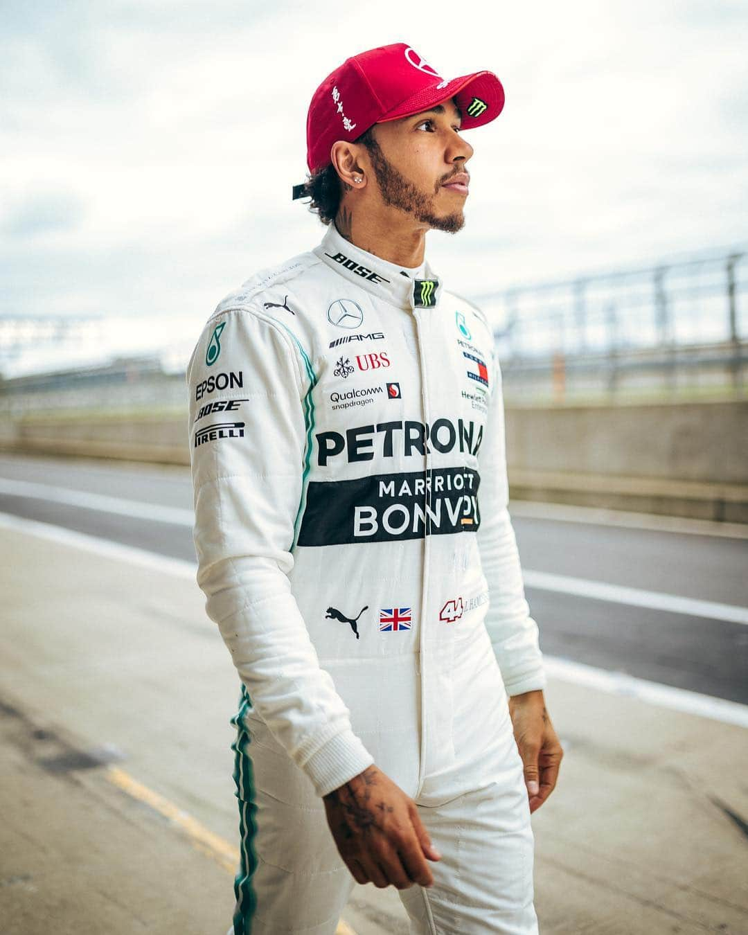 ルイス・ハミルトンさんのインスタグラム写真 - (ルイス・ハミルトンInstagram)「I had this limited edition cap especially made for this race for #teamlh. It’s got ’Warrior Love’ in Chinese on the side that I have tattooed. Making it red like the China flag was a goal for this cap. These are super limited edition, so get them while you can guys! Link in bio☝🏾🔴🇨🇳」4月11日 2時14分 - lewishamilton