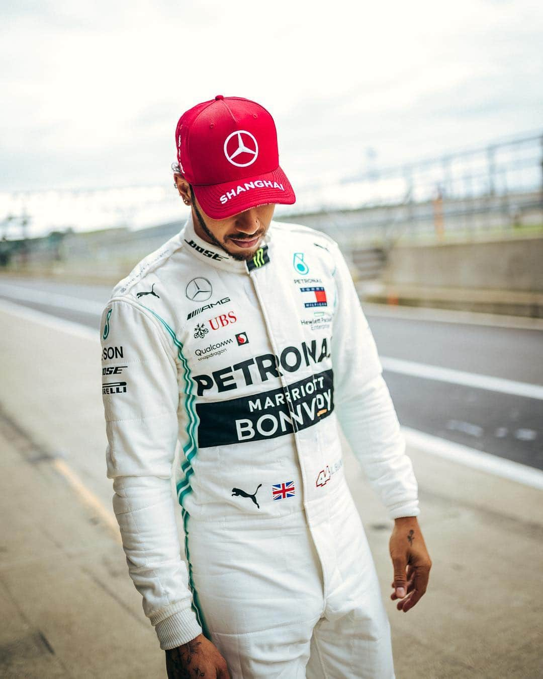 ルイス・ハミルトンさんのインスタグラム写真 - (ルイス・ハミルトンInstagram)「I had this limited edition cap especially made for this race for #teamlh. It’s got ’Warrior Love’ in Chinese on the side that I have tattooed. Making it red like the China flag was a goal for this cap. These are super limited edition, so get them while you can guys! Link in bio☝🏾🔴🇨🇳」4月11日 2時14分 - lewishamilton