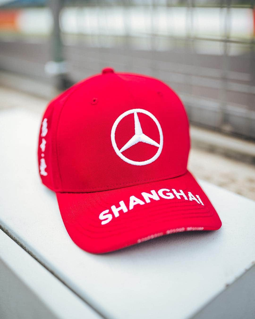 ルイス・ハミルトンさんのインスタグラム写真 - (ルイス・ハミルトンInstagram)「I had this limited edition cap especially made for this race for #teamlh. It’s got ’Warrior Love’ in Chinese on the side that I have tattooed. Making it red like the China flag was a goal for this cap. These are super limited edition, so get them while you can guys! Link in bio☝🏾🔴🇨🇳」4月11日 2時14分 - lewishamilton