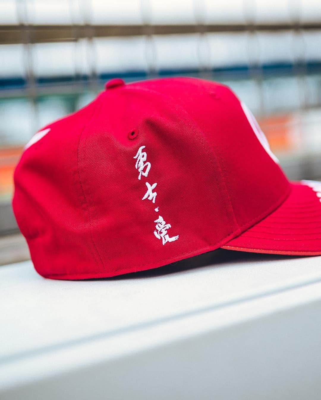 ルイス・ハミルトンさんのインスタグラム写真 - (ルイス・ハミルトンInstagram)「I had this limited edition cap especially made for this race for #teamlh. It’s got ’Warrior Love’ in Chinese on the side that I have tattooed. Making it red like the China flag was a goal for this cap. These are super limited edition, so get them while you can guys! Link in bio☝🏾🔴🇨🇳」4月11日 2時14分 - lewishamilton