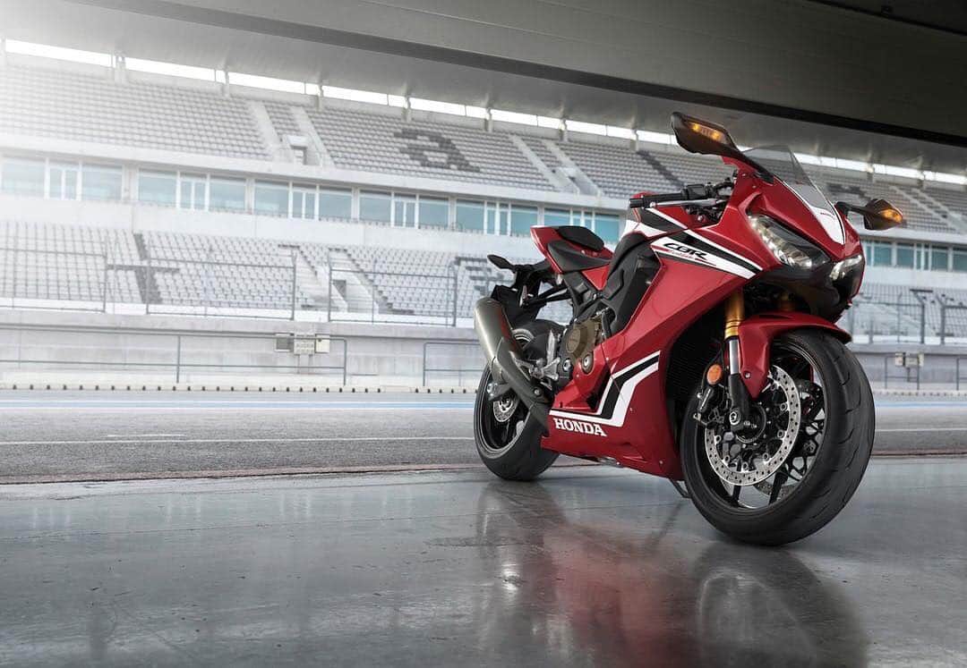 Honda Powersports USさんのインスタグラム写真 - (Honda Powersports USInstagram)「Chasing perfection: The 2019 #CBR1000RR. A feast for the senses 🏁」4月11日 2時17分 - honda_powersports_us