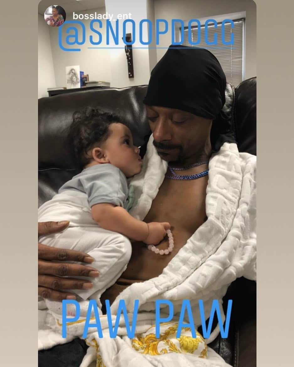 スヌープ・ドッグさんのインスタグラム写真 - (スヌープ・ドッグInstagram)「Grandpa n granddaughter💙🌹🏁」4月11日 2時18分 - snoopdogg