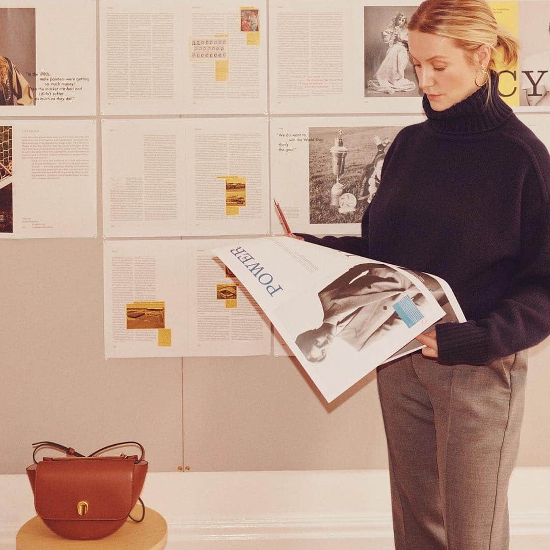 MATCHESFASHION.COMさんのインスタグラム写真 - (MATCHESFASHION.COMInstagram)「Next in our Curated By series, @pennyjanemartin, the editor of @the_gentlewoman, talks about her work, her wardrobe and her life in London – and wears the key looks from her exclusive edit. Hit the link in bio to see and shop. #5CarlosPlace 📸 @trishaward」4月11日 2時28分 - matches
