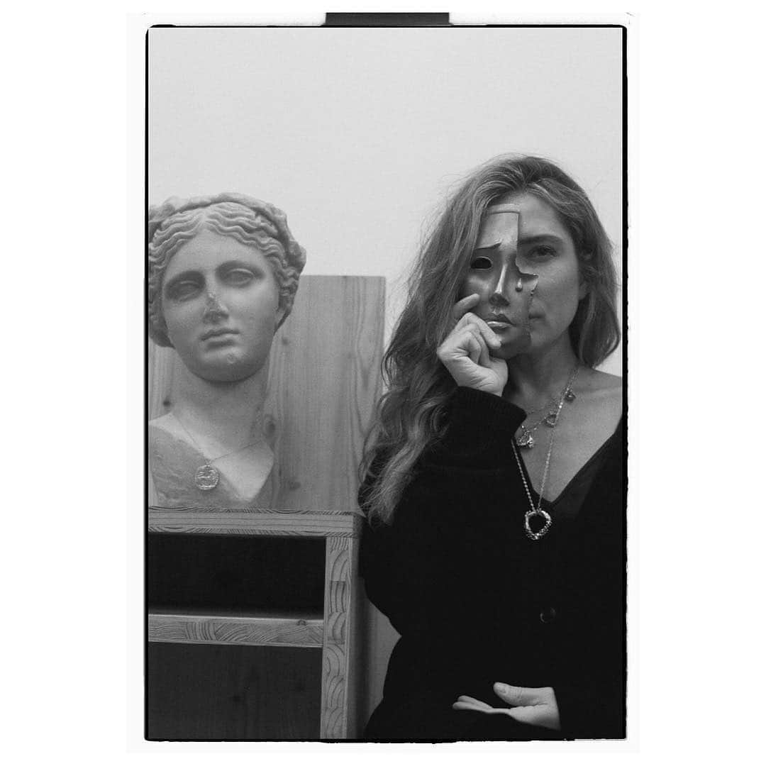 リード・モラノのインスタグラム：「Photo (on film) taken by one of my best friends, Rosh Mahtani, in her studio in London.  Rosh is the one who taught me that breaking something can make it more beautiful and meaningful than what you thought you had.  I’m constantly amazed by the way her mind works... #Repost @alighieri_jewellery · · · 📸 _ I had the pleasure of shooting one of my best friends and mentors, the incredible @reedmorano 🦁♥️ For an exclusive talisman capsule, now live on Matches Fashion. @matchesfashion  #35mm #film #analogue  #alighierijewellery • • • • •」