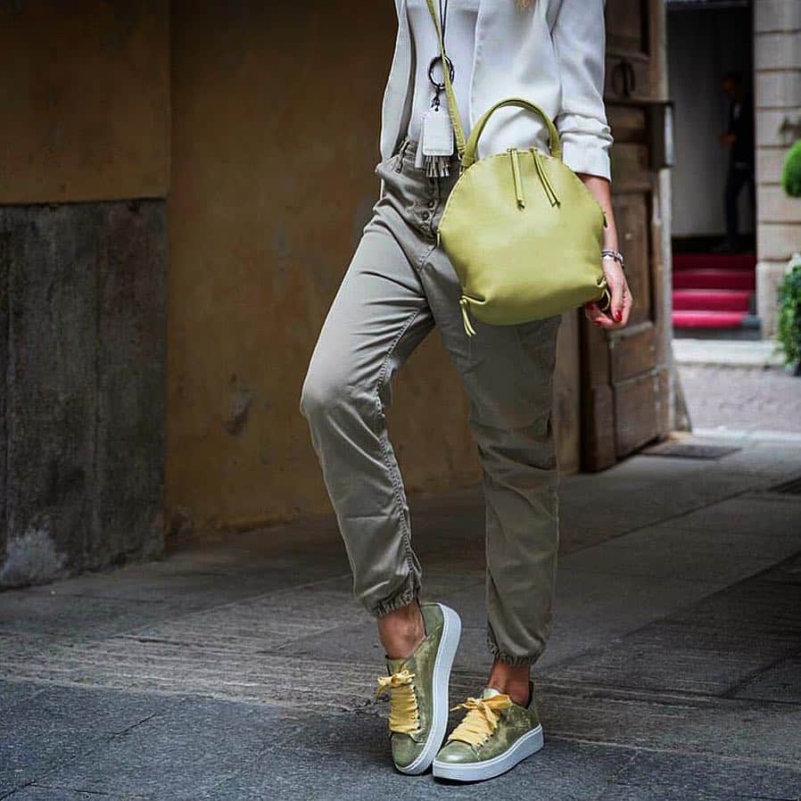 エンリーベグリンのインスタグラム：「Always classy, never trashy, and a little bit sassy. Amazing lime color, actually color, cool color.... #henrybeguelin#handmade#vegetal#tinned#leather#bag#sneakers#casual#cool#style#lime#color#milano#」