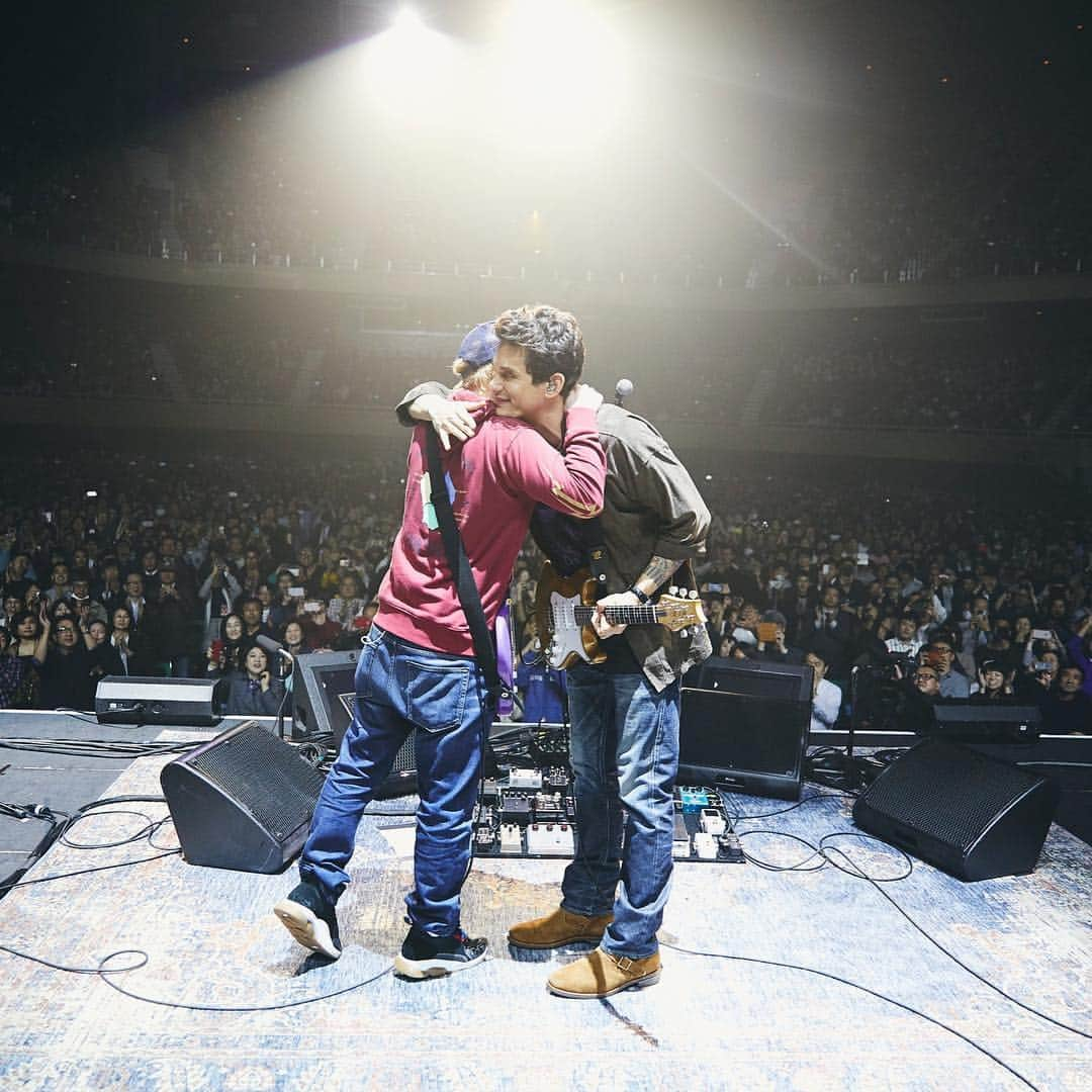 ジョン・メイヤーさんのインスタグラム写真 - (ジョン・メイヤーInstagram)「Tokyo, night one: the great Ed Sheeran aka @teddysphotos joined us for a couple of songs and made an already special night unforgettable. I think he’s a righteous dude! 📷 @daniel」4月11日 2時57分 - johnmayer