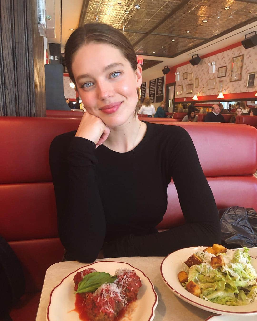 エミリー・DiDonatoさんのインスタグラム写真 - (エミリー・DiDonatoInstagram)「Meatballs for my Italian heart and a salad because health 🤷🏻‍♀️」4月11日 2時49分 - emilydidonato