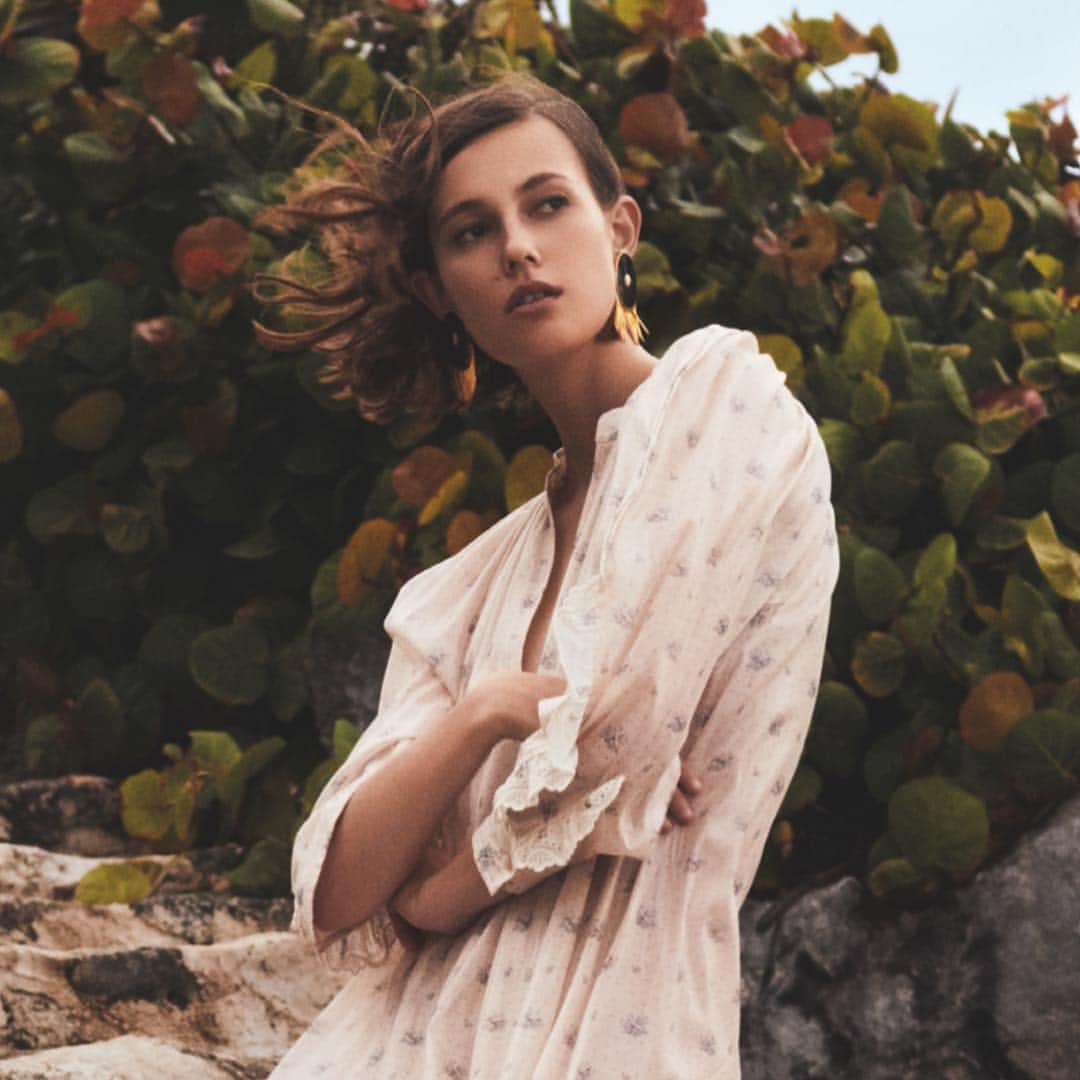 Monica Sordoのインスタグラム：「Our LLUVIA earrings feature in this months @harpersbazaares ✨ such an inspiring look for this summer! Styled by @almudenagg #MonicaSordo #HarpersBazaar」