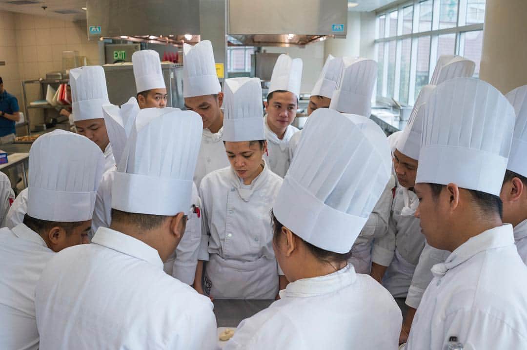 National Geographic Creativeさんのインスタグラム写真 - (National Geographic CreativeInstagram)「Photo by @hannahreyesmorales | A trade school in the Philippines helps chefs prepare for jobs in the hotel and restaurant industry. #Philippines #Education #Hospitality」4月11日 2時52分 - natgeointhefield