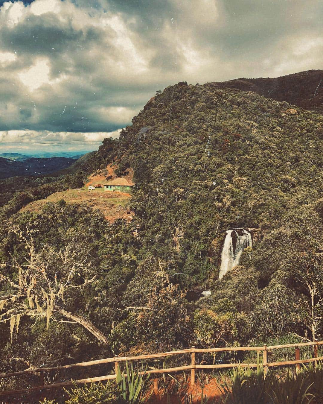 Bruno Gissoniさんのインスタグラム写真 - (Bruno GissoniInstagram)「“Tirei até foto pra provar.” Minas Gerais. Brasil.」4月11日 3時00分 - brunogissoni