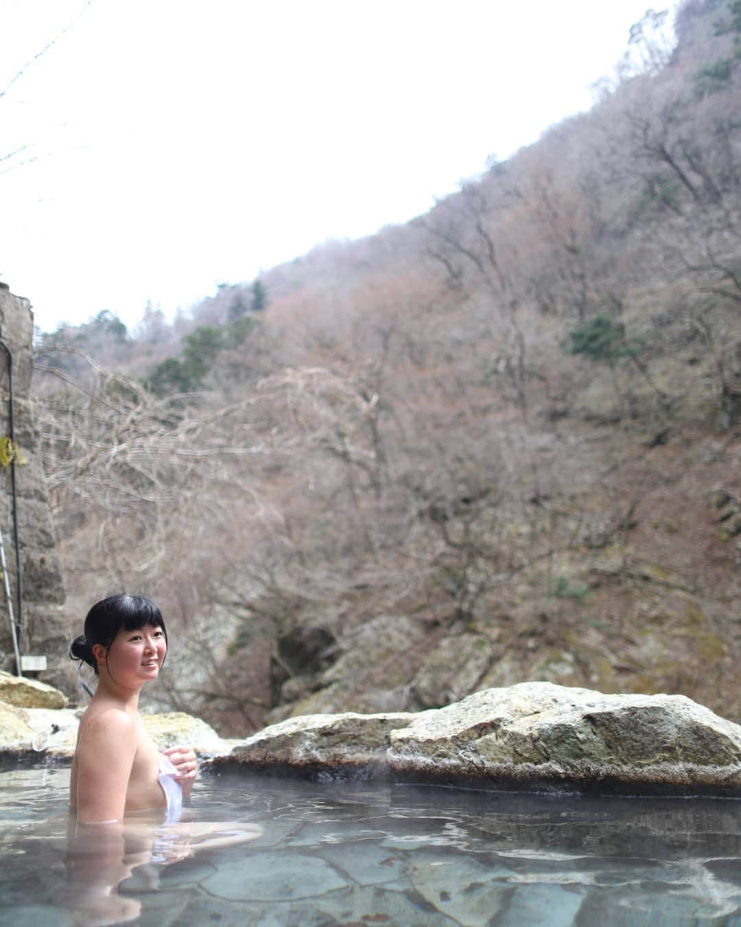 しずかちゃんさんのインスタグラム写真 - (しずかちゃんInstagram)「栃木県塩原温泉郷にある 湯守田中屋 ・ 行きはよいよい 帰りはきつい 320段の階段を登らなければならない 絶景の混浴露天風呂 ・ 写真は 二つある混浴露天の広いほうの湯船 ・ #栃木県#塩原温泉郷#湯守田中屋#タオル１枚#mixbath#混浴#しずかちゃん#温泉モデル#温泉めぐり#入浴#naked#hotsprings#girls#japanese#bath#bathing#japanesegirls#asiangirls#japanesebeauty#混浴露天風呂#撮影#travel#asiannude#笑顔#smile#asianbeauty#japanesenude#旅行#trip#nude」4月11日 8時32分 - ch.shizuka